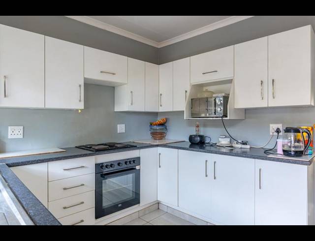 5 BEDROOM HOUSE FOR SALE IN HOWICK WEST